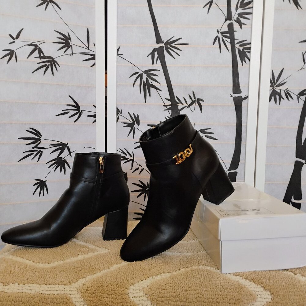 JC Penney Liz Claiborne 3 in" wrapped block heel bootie in Black size 10M.